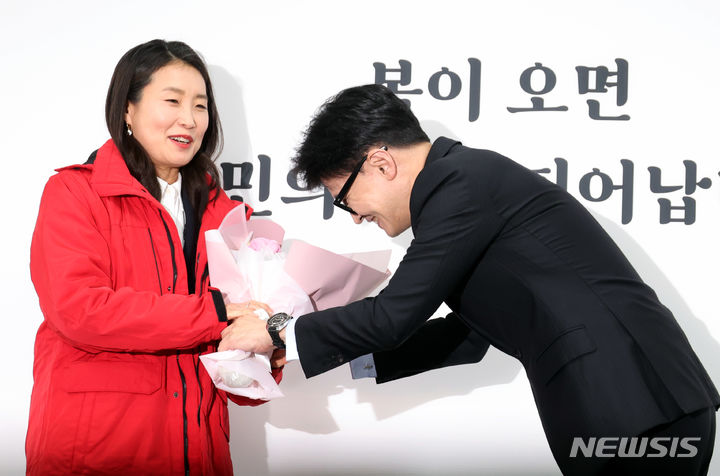 [서울=뉴시스] 조성봉 기자 = 한동훈 국민의힘 비상대책위원장이 7일 오후 서울 여의도 국민의힘 중앙당사에서 열린 국민인재 영입 환영식에서 김소희 기후변화센터 사무총장에게 꽃다발을 전달하고 있다. 2024.02.07. suncho21@newsis.com