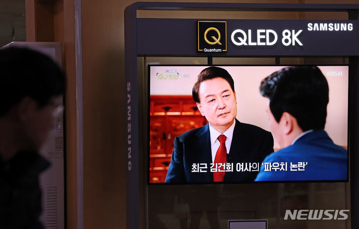 [서울=뉴시스] 조성우 기자 = 7일 오후 서울 중구 서울역 대합실에서 시민들이 윤석열 대통령의 KBS 신년 대담 방송을 시청하고 있다. 2024.02.07. xconfind@newsis.com