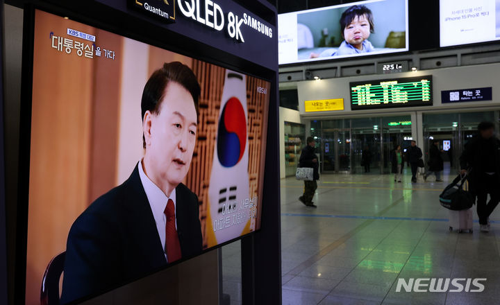 [서울=뉴시스] 조성우 기자 = 7일 오후 서울 중구 서울역 대합실에서 시민들이 윤석열 대통령의 KBS 신년 대담 방송을 시청하고 있다. 2024.02.07. xconfind@newsis.com