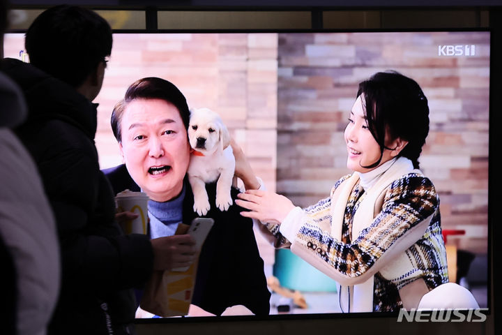 [서울=뉴시스] 조성우 기자 = 7일 오후 서울 중구 서울역 대합실 텔레비전에서 방영되는 윤석열 대통령의 KBS 신년 대담에서 윤 대통령과 김건희 여사의 사진이 나오고 있다. 2024.02.07. xconfind@newsis.com