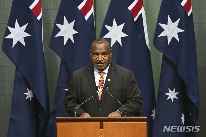 [캔버라=AP/뉴시스] 제임스 마라페 파푸아뉴기니 총리가 자국을 '식인 국가'로 낙인찍은 듯한 바이든 미국 대통령의 발언에 반발했다고 22일(현지시각) AP통신 등 외신이 보도했다. 사진은 제임스 마라페 총리가 지난 2월 호주 캔버라 의회에 참석해 발언하는 모습. 2024.4.23