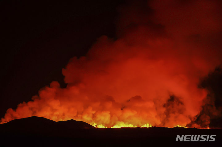 [그린다빅(아이슬란드)=AP/뉴시스] 지난 2월 8일 아이슬란드 남서부 그린다비크 마을 북쪽에 있는 실링가펠 화산이 폭발, 용암을 분출하고 있다. 2024.03.17.