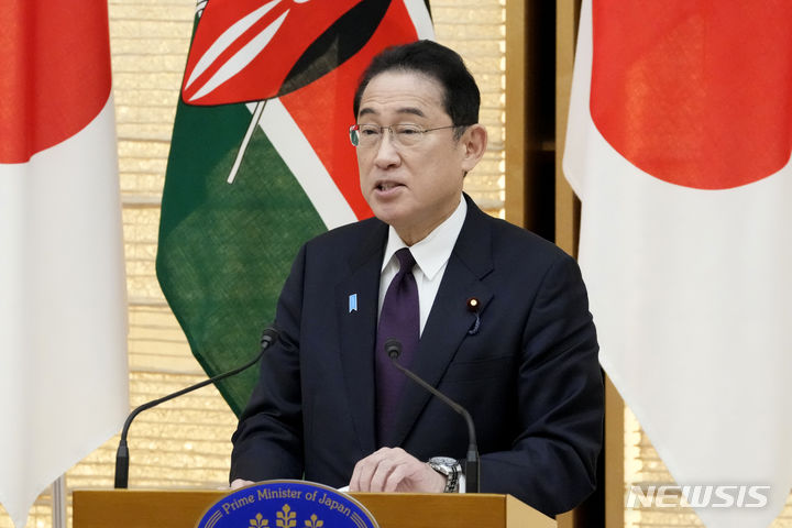 [도쿄=AP/뉴시스]기시다 후미오(岸田文雄) 일본 총리의 지지율이 끝없이 추락하고 있다. 이번엔 16.9%로 최저치를 기록했다. 사진은 기시다 총리가 지난 8일 도쿄 총리 관저에서 윌리엄 루토 케냐 대통령과 양자 회담 후 공동 기자회견을 가지고 연설하고 있는 모습. 2024.02.15.