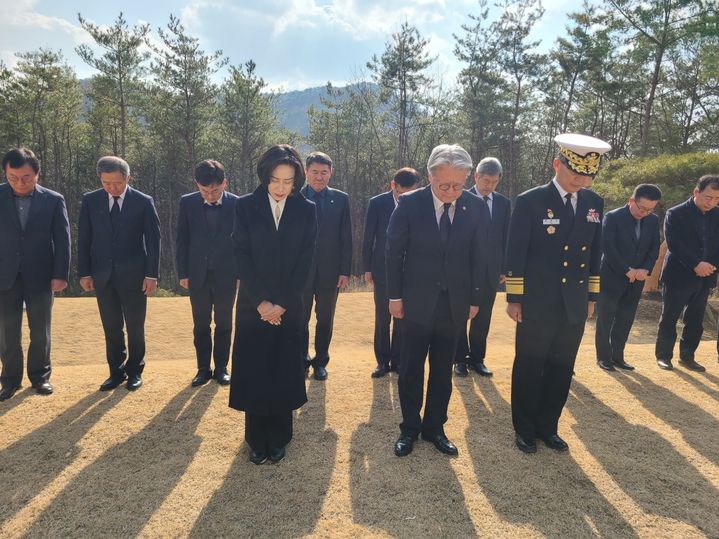 7일 롯데장학재단 장혜선 이사장과 평화포럼 이훈 단장 및 관계자가 고(故)신격호 회장 울산 선영을 방문해 서거 4주기 추모식을 진행하고 있다. (사진=롯데재단 제공) *재판매 및 DB 금지