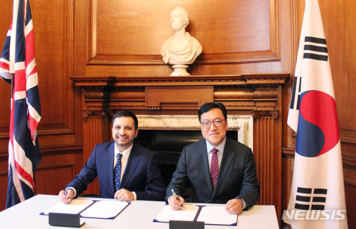 [세종=뉴시스] 김병환 기획재정부 1차관이 7일(현지시간) 양극 런던에서 영국 과학기술혁신부 기술·디지털경제 담당 부장관인 샤킵 바티를 만나 한·영 경제발전경험공유사업(KSP) 추진을 위한 양해각서(MOU)에 서명했다. (사진=기재부 제공)