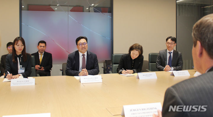 [세종=뉴시스] 김병환 기획재정부 1차관이 지난 6일(현지시간) 영국 런던 유럽부흥개발은행(EBRD) 본부에서 율겐 리그터링크 수석 부총재와 면담을 하고 있다. (사진=기재부 제공)