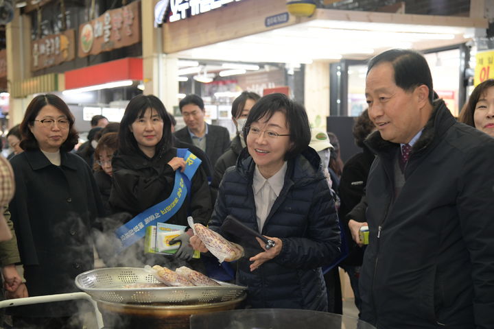 [서울=뉴시스] 오유경 식품의약품안전처장이 설을 앞둔 지난 7일 충북 청주시 전통시장을 찾아 명절 식품 유통·판매 현황을 점검하고 상인들의 애로를 청취했다.&nbsp; (사진=식약처 제공) 2024.02.08. photo@newsis.com *재판매 및 DB 금지