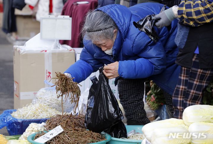 [인천=뉴시스] 김동영 기자 = 설 명절을 하루 앞둔 8일 오전 인천 남동구 인천모래내시장에서 상인이 분주하게 움직이고 있다. 2024.02.08. dy0121@newsis.com 