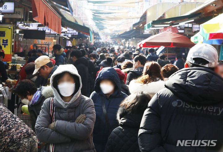 [인천=뉴시스] 김동영 기자 = 설 명절을 하루 앞둔 8일 오전 인천 남동구 인천모래내시장이 시민들로 붐비고 있다. 2024.02.08. dy0121@newsis.com 