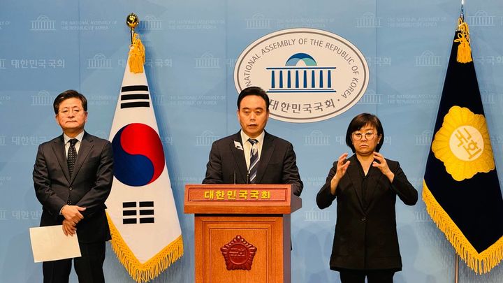 [서울=뉴시스] 2012년 대선을 앞두고 국가정보원의 댓글 활동을 폭로한 김상욱 시흥발전연구원장이 8일 오전 국회에서 기자회견을 열고 민주당을 탈당해 새로운미래에 입당하겠다고 밝혔다. (사진=새로운미래 제공) 2024.02.08 photo@newisis.com *재판매 및 DB 금지