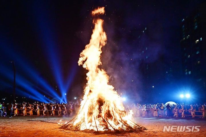 [인천=뉴시스] 정월대보름 달맞이 행사. (사진=인천 부평구 제공)