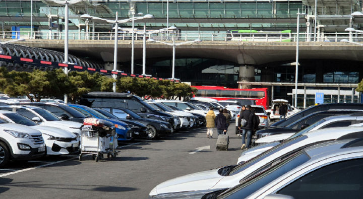 [서울=뉴시스] 홍찬선 기자=본격적인 설 연휴가 시작된 8일 오전 인천공항 제1여객터미널 단기 주차장에 차량들이 빼곡히 들어차 있다. 2024.02.08. mania@newsis.com *재판매 및 DB 금지