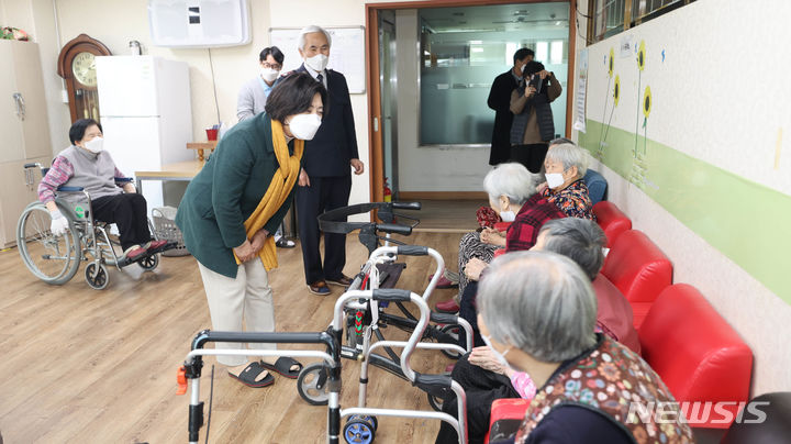 [과천=뉴시스] 요양원을 찾은 신계용 과천시장이 어르신들께 새해 인사를 하고 있다.(사진 과천시 제공). 2024.02.08.photo@newsis.com