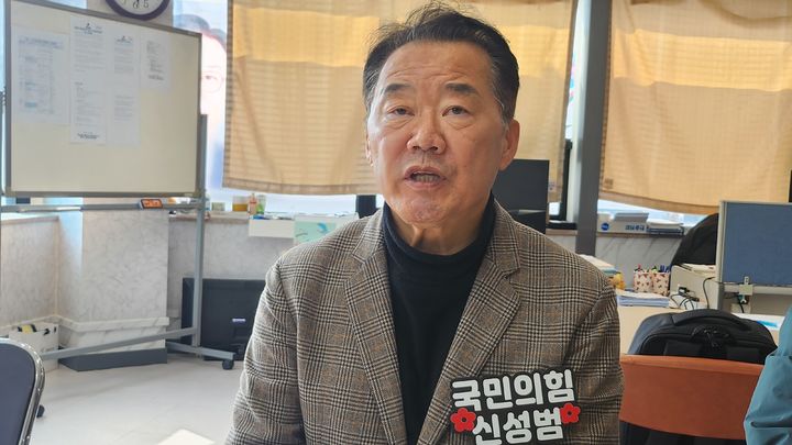 [거창=뉴시스] 서희원 기자= 8일 경남 거창읍 신성범 예비후보 사무실에서 김태호 의원의 무거운 결정에 경의를 표하고 존중한다며 입장문을 밝히고 있는 신성범 예비후보. 2024. 02. 08. shw1881@newsis.com  *재판매 및 DB 금지