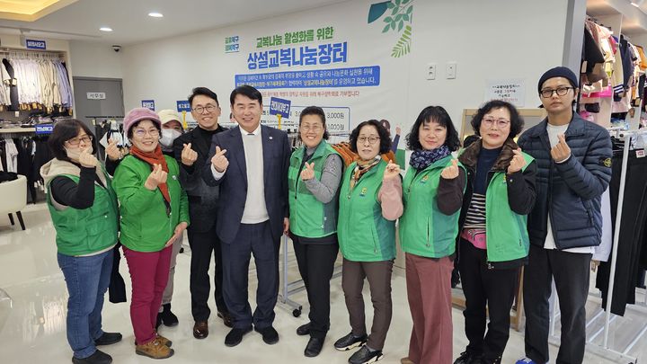 [광주=뉴시스] 광주 북구 상설교복나눔장터 방문한 이정선(사진 가운데) 광주시 교육감. (사진 = 광주시교육청 제공). 2024.02.10. photo@newsis.com *재판매 및 DB 금지