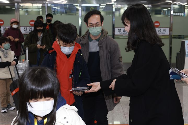 8일 오후 충북도 관계자가 관광전세기 편으로 청주국제공항에 입국한 대만 단체 관광객들에게 환영 기념품을 전달하고 있다. (사진=충북도 제공) *재판매 및 DB 금지