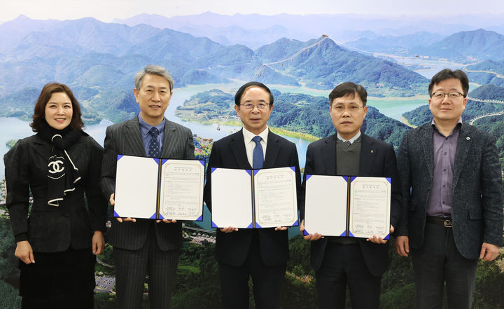 임실군 심민 군수(왼쪽 세번째)와 임실교육지원청 남궁세창 교육장(왼쪽 두번째), 임실치즈농협 이창식 조합장(왼쪽 네번째)이 관내 학교에 임실N치즈 제품을 무상공급하기 위한 협약을 맺었다. 지난 7일 협약식 후 참석자들이 기념사진을 찍고 있다.  *재판매 및 DB 금지