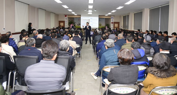 8일 남원시 운봉읍에서 열린 '2024 시민공간 열린대화', 최경식 시장이 시민들에게 올 한해 남원시의 비전을 설명하고 있다. *재판매 및 DB 금지