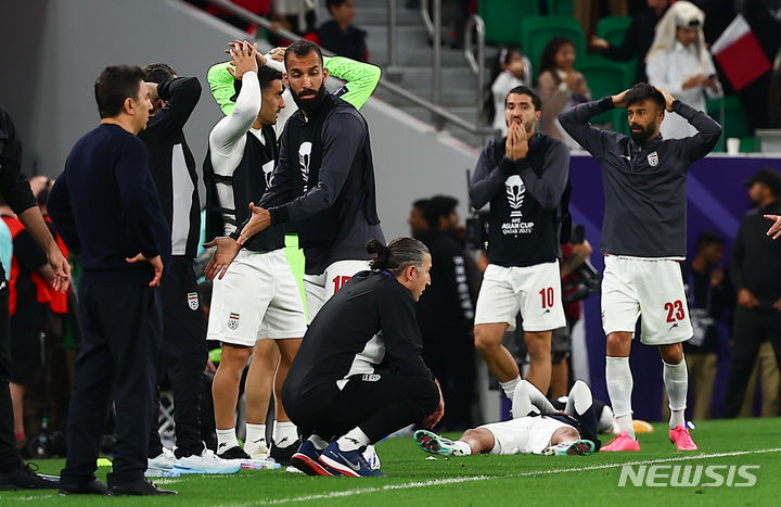 [도하(카타르)=뉴시스] 김근수 기자 = 7일(현지시간) 카타르 도하 알투마마 스타디움에서 열린 아시아축구연맹(AFC) 2023 카타르 아시안컵 4강전 이란 대 카타르의 경기에서 카타르가 3:2으로 승리를 거두고 결승에 진출했다. 이란 축구 대표팀 선수들이 아쉬워하고 있다. 2024.02.08. ks@newsis.com