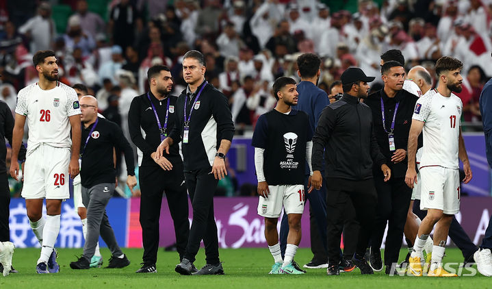 [도하(카타르)=뉴시스] 김근수 기자 = 7일(현지시간) 카타르 도하 알투마마 스타디움에서 열린 아시아축구연맹(AFC) 2023 카타르 아시안컵 4강전 이란 대 카타르의 경기에서 카타르가 3:2으로 승리를 거두고 결승에 진출했다. 이란 축구 대표팀 선수들이 아쉬워하고 있다. 2024.02.08. ks@newsis.com