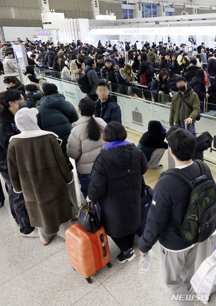 [인천공항=뉴시스] 최동준 기자 = 설날 연휴를 하루 앞둔 8일 인천국제공항 제1여객터미널에서 시민들이 출국 수속을 기다리고 있다. 인천국제공항공사는 이번 설 연휴 특별교통대책 기간인 8일부터 12일까지 닷새간 총 97만6922명이 인천공항을 이용할 것으로 예상했다. 2024.02.08. photocdj@newsis.com