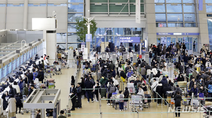 [인천공항=뉴시스] 최동준 기자 = 설날 연휴를 하루 앞둔 8일 인천국제공항 제1여객터미널에서 시민들이 출국 수속을 기다리고 있다. 인천국제공항공사는 이번 설 연휴 특별교통대책 기간인 8일부터 12일까지 닷새간 총 97만6922명이 인천공항을 이용할 것으로 예상했다. 2024.02.08. photocdj@newsis.com