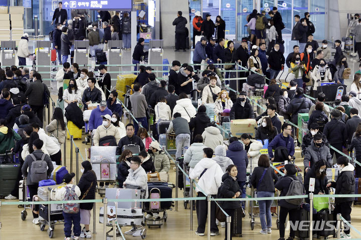 [인천공항=뉴시스] 최동준 기자 = 설날 연휴를 하루 앞둔 8일 인천국제공항 제1여객터미널에서 시민들이 출국 수속을 기다리고 있다. 인천국제공항공사는 이번 설 연휴 특별교통대책 기간인 8일부터 12일까지 닷새간 총 97만6922명이 인천공항을 이용할 것으로 예상했다. 2024.02.08. photocdj@newsis.com