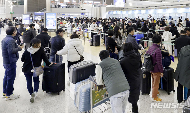 [인천공항=뉴시스] 최동준 기자 = 설날 연휴를 하루 앞둔 8일 인천국제공항 제1여객터미널에서 시민들이 출국 수속을 기다리고 있다. 인천국제공항공사는 이번 설 연휴 특별교통대책 기간인 8일부터 12일까지 닷새간 총 97만6922명이 인천공항을 이용할 것으로 예상했다. 2024.02.08. photocdj@newsis.com