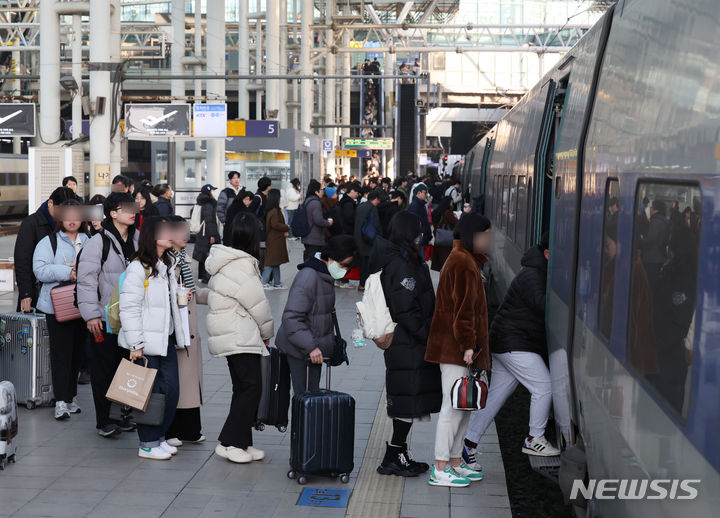 [서울=뉴시스] 고승민 기자 = 설 연휴를 하루 앞둔 8일 서울역 열차 승강장에서 귀성객 등 시민들이 열차를 기다리고 있다. 2024.02.08. kkssmm99@newsis.com
