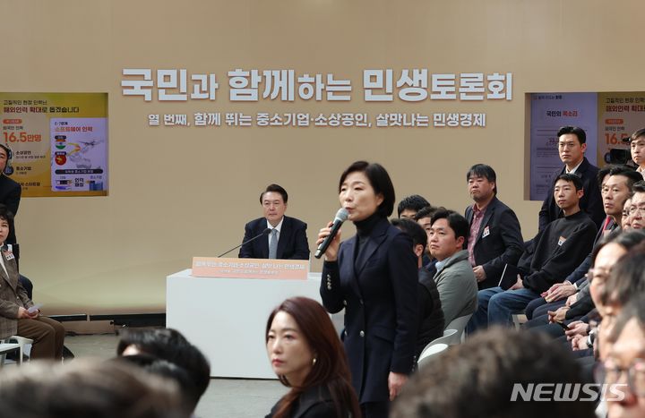 [서울=뉴시스] 조수정 기자 = 윤석열 대통령이 8일 서울 성동구 레이어57에서 '중소기업·소상공인, 살맛나는 민생경제'를 주제로 열린 열 번째 국민과 함께하는 민생토론회에서 오영주 중소벤처기업부 장관의 발표를 경청하고 있다. 2024.02.08. chocrystal@newsis.com