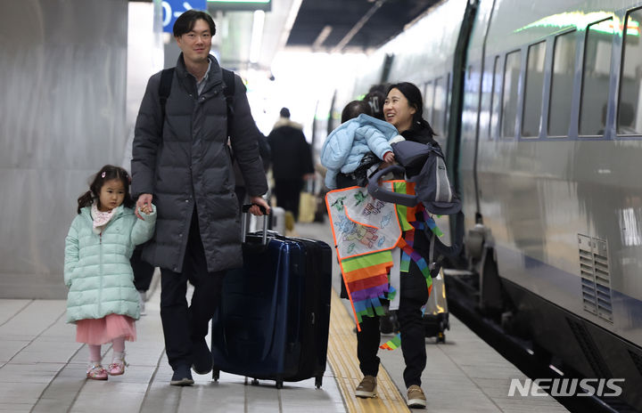 [서울=뉴시스] 추상철 기자 = 설 명절을 앞두고 본격적인 귀성이 시작된 지난 8일 오전 서울 용산역에서 한 가족이 귀성길에 오르고 있다. 2024.02.09. scchoo@newsis.com