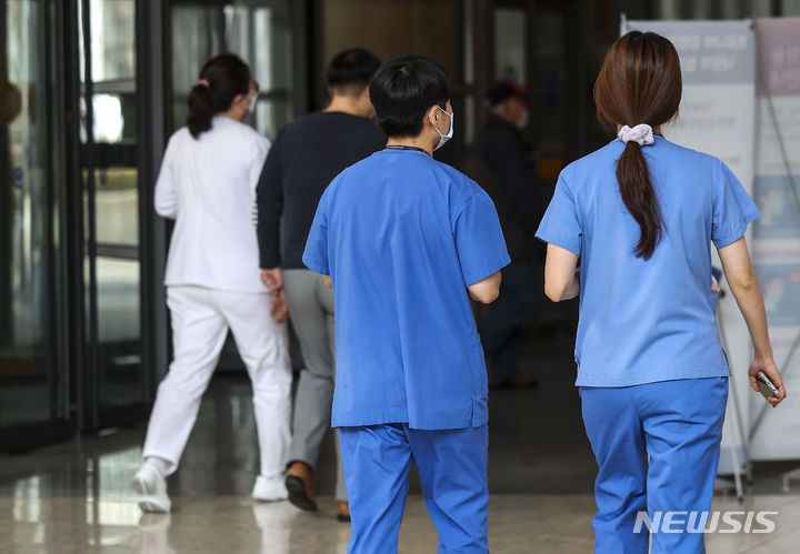 [서울=뉴시스] 정병혁 기자 = 지난 8일 서울시내 한 대학병원에서 의사들이 이동하고 있다. 2024.02.12. jhope@newsis.com