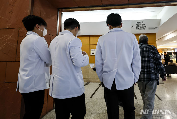 [서울=뉴시스] 정병혁 기자 =지난 2월8일 서울시내 한 대학병원에서 의사들이 이동하고 있다. 2024.02.08. jhope@newsis.com