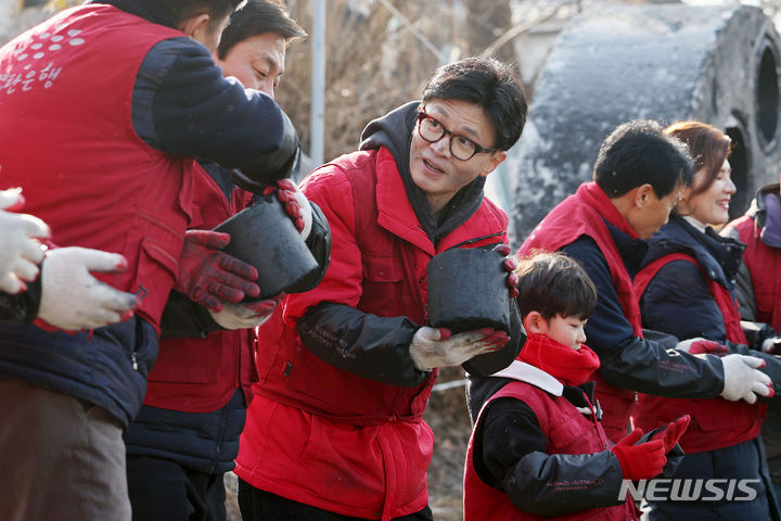 [서울=뉴시스] 홍효식 기자 = 한동훈 국민의힘 비상대책위원장이 8일 서울 노원구 중계동 백사마을에서 사랑의 연탄 나눔 봉사활동을 하고 있다. 2024.02.08. yesphoto@newsis.com