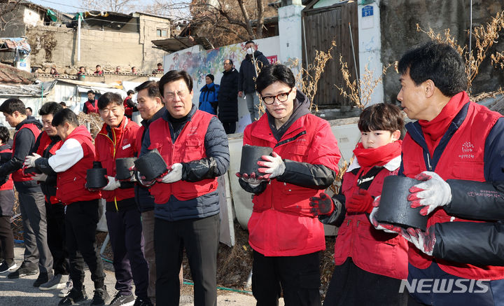 [서울=뉴시스] 홍효식 기자 = 한동훈 국민의힘 비상대책위원장이 8일 서울 노원구 중계동 백사마을에서 사랑의 연탄 나눔 봉사활동을 하고 있다. 2024.02.08. yesphoto@newsis.com
