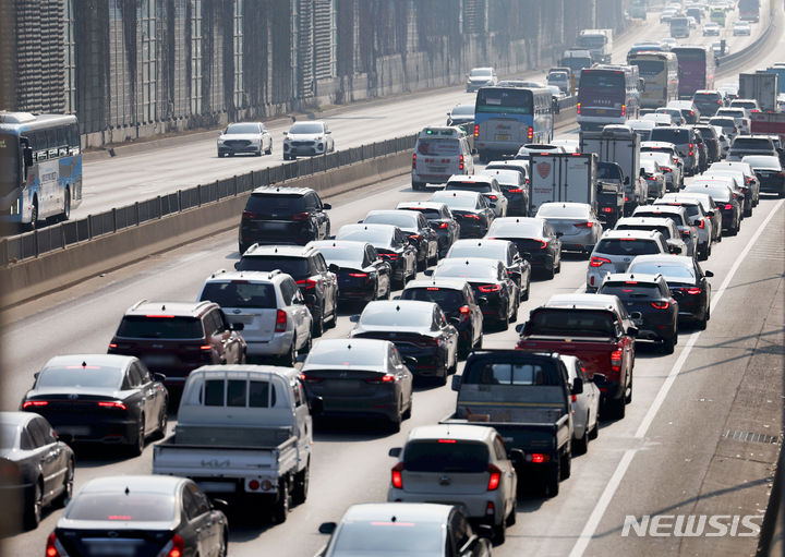 [서울=뉴시스] 홍효식 기자 = 설 연휴를 하루 앞둔 8일 서울 잠원IC 인근 경부고속도로 하행선이 정체를 빚고 있다. 2024.02.08. yesphoto@newsis.com