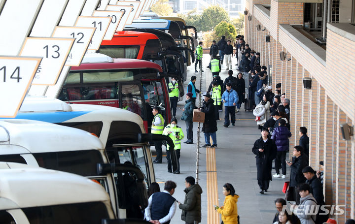 [서울=뉴시스] 김혜진 기자 = 설 연휴를 하루 앞둔 8일 서울 서초구 서울고속버스터미널에서 귀성객들이 버스를 기다리고 있다. 2024.02.08. jini@newsis.com