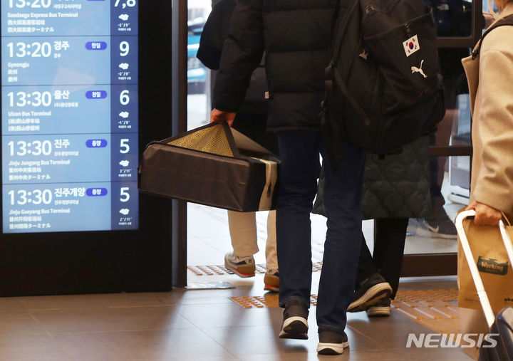 [서울=뉴시스] 김혜진 기자 = 설 연휴를 하루 앞둔 8일 서울 서초구 서울고속버스터미널에서 귀성객들이 이동하고 있다. 2024.02.08. jini@newsis.com