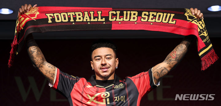 [서울=뉴시스] 정병혁 기자 = 잉글랜드 축구 국가대표 출신 제시 린가드가 8일 서울 마포구 서울월드컵경기장에서 열린 FC서울 입단 기자회견에서 포즈를 취하고 있다. 2024.02.08. jhope@newsis.com