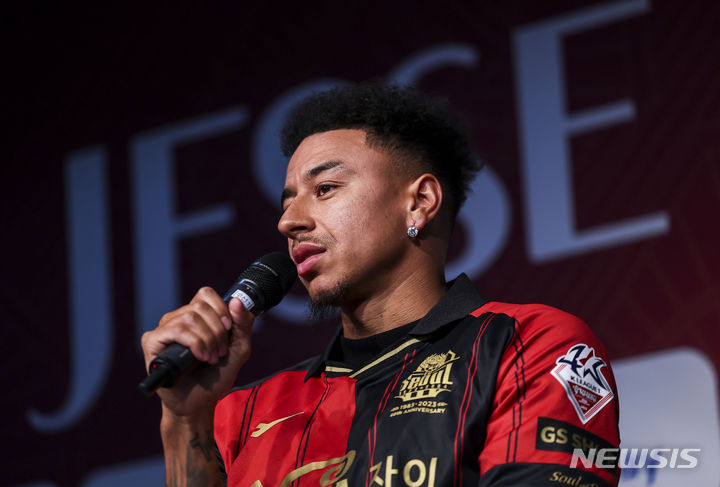 [서울=뉴시스] 정병혁 기자 = 잉글랜드 축구 국가대표 출신 제시 린가드가 8일 서울 마포구 서울월드컵경기장에서 열린 FC서울 입단 기자회견에서 질문에 답하고 있다. 2024.02.08. jhope@newsis.com