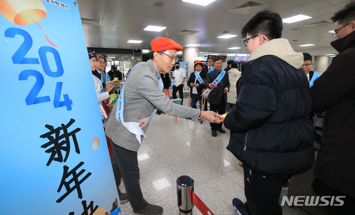 [제주=뉴시스] 우장호 기자 = 김복근 한국공항공사 제주공항장이 민족 최대 명절인 설 연휴를 앞둔 8일 오후 제주국제공항 1층 국제선 도착장에서 제주~상하이 직항노선을 타고 온 중국인 관광객들에 기념품을 전달하고 있다. 중국 춘제 연휴기간(2월10~17일) 전후로 많은 중국인 관광객(유커·遊客)들이 제주도를 찾을 것으로 예상된다. 2024.02.08. woo1223@newsis.com