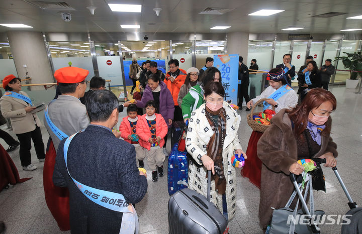 [제주=뉴시스] 우장호 기자 = 민족 최대 명절인 설 연휴를 앞둔 8일 오후 제주국제공항 1층 국제선 도착장에서 제주~상하이 직항노선을 타고 온 중국인 관광객들을 환영하는 행사가 열리고 있다. 2024.02.08. woo1223@newsis.com