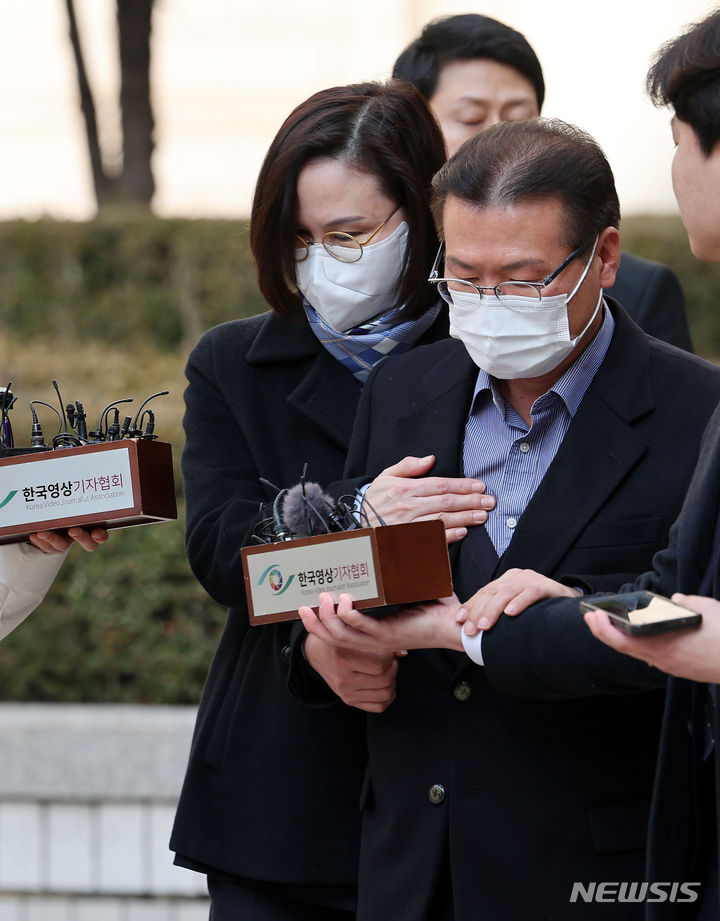 [서울=뉴시스] 홍효식 기자 = '자녀 입시 비리' 등 혐의로 집행유예를 선고 받은 정경심 전 동양대 교수가 8일 오후 서울 서초구 서울고등법원에서 열린 항소심 선고 공판을 마친 뒤 취재진 질문을 들으며 차량으로 향하고 있다. 2024.02.08. yesphoto@newsis.com