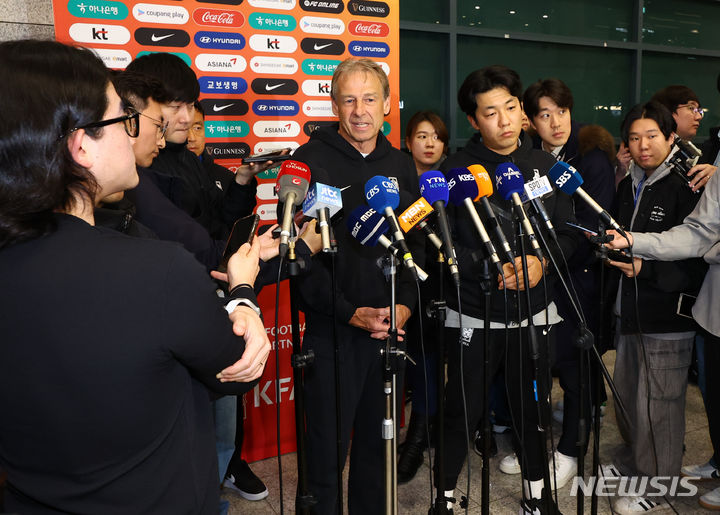 [인천공항=뉴시스] 황준선 기자 = 2023 아시아축구연맹(AFC) 카타르 아시안컵 일정을 마친 위르겐 클린스만 대한민국 축구 국가대표팀 감독이 8일 오후 인천국제공항 제1터미널을 통해 귀국하며 취재진의 질문에 답하고 있다. 2024.02.08. hwang@newsis.com