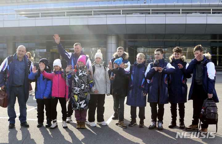 [평양=AP/뉴시스] 수년간 고립됐던 북한이 최근 100여명의 러시아 관광객을 받았다고 미 CNN 등이 20일(현지시간) 보도했다. 사진은 평양국제공항에 도착한 러시아인 단체 관광객. 2024.02.21.