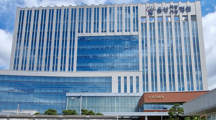 초등생 목덜미 잡고 교실밖 쫓아낸 교사 해임…法 "정당"