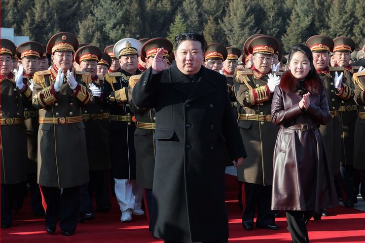 [서울=뉴시스] 김정은 북한 국무위원장은 조선인민군 창건일인 건군절(8일) 오후에 딸 주애와 함께 국방성을 축하 방문했다. (사진=노동신문 캡쳐) 2023.02.09.   *재판매 및 DB 금지