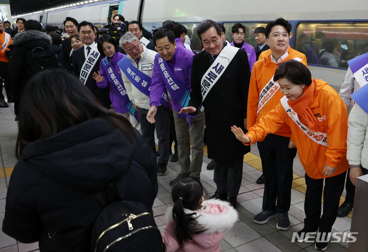 [서울=뉴시스] 고승민 기자 = 새로운미래 이낙연, 김종민 공동대표, 이준석 개혁신당 대표, 무소속(원칙과상식) 이원욱, 조응천 의원, 금태섭 새로운선택 공동대표 및 관계자들이 설 연휴 첫날인 9일 서울 용산역에서 합동 인사를 하고 있다. 2024.02.09. kkssmm99@newsis.com