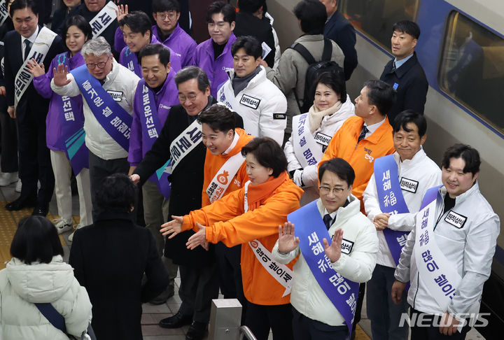 [서울=뉴시스] 고승민 기자 = 새로운미래 이낙연, 김종민 공동대표, 이준석 개혁신당 대표, 무소속(원칙과상식) 이원욱, 조응천 의원, 금태섭 새로운선택 공동대표 및 관계자들이 설 연휴 첫날인 9일 서울 용산역에서 합동 인사를 하고 있다. 2024.02.09. kkssmm99@newsis.com