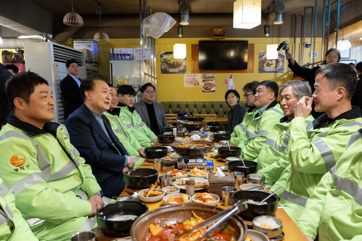 [서울=뉴시스] 윤석열 대통령이 설 연휴 첫날인 9일 서울 동작구 한 식당에서 환경공무관들과 만나 떡국으로 조찬을 하며 대화하고 있다. (사진=대통령실 제공) 2024.02.09. photo@newsis.com *재판매 및 DB 금지